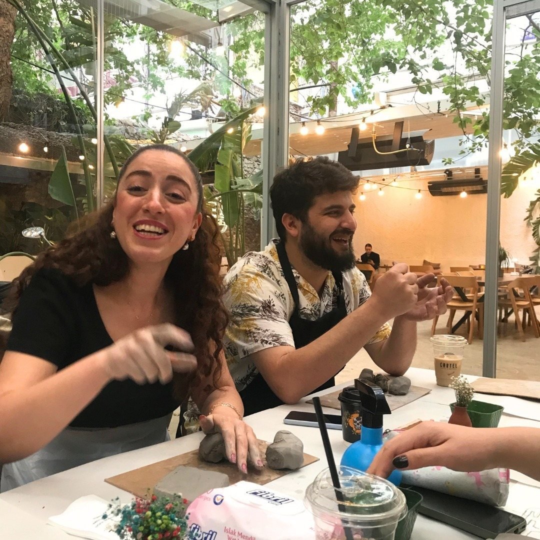 Kafede gerçekleştirilen sanat atölyesi