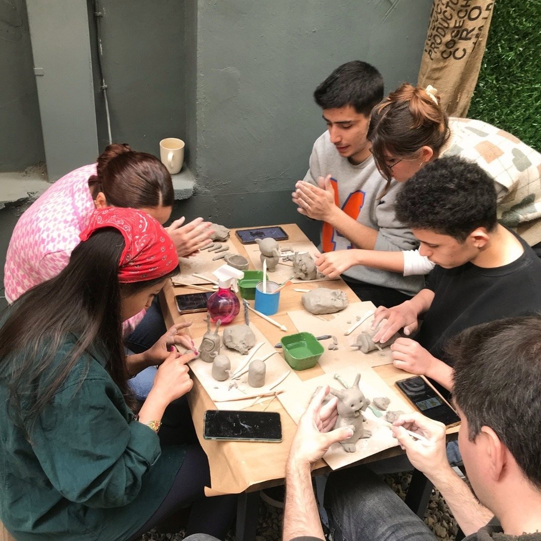 Atölyede birlikte sanat yapan arkadaş grubu